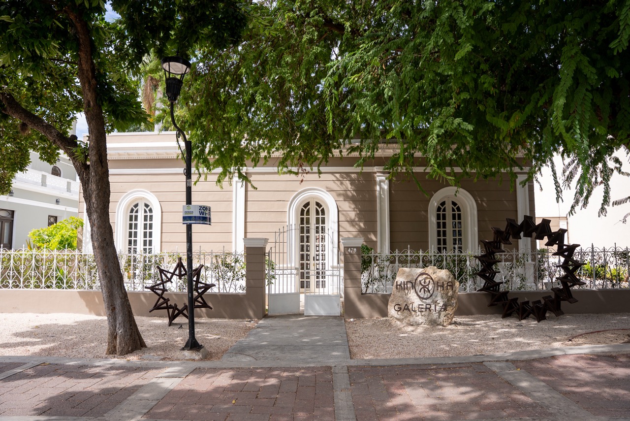 Fachada de la casona de CoGallery en Paseo de Montejo, Mérida